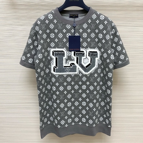 Áo thun LV thêu xù logo họa tiết Chữ đơn giản thiết kế hot trend cặp đôi Nam nữ Mới Nhất 2024 Cực Chất