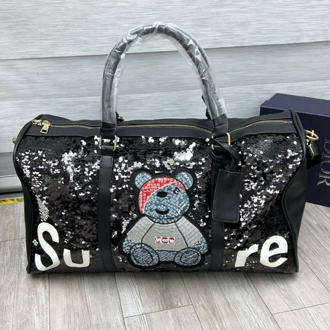 TÚI DU LỊCH , TÚI TRỐNG Supreme Gấu,Túi xách da du lịch đeo chéo nam nữ cao cấp túi trống size lớn thời trang thể thao