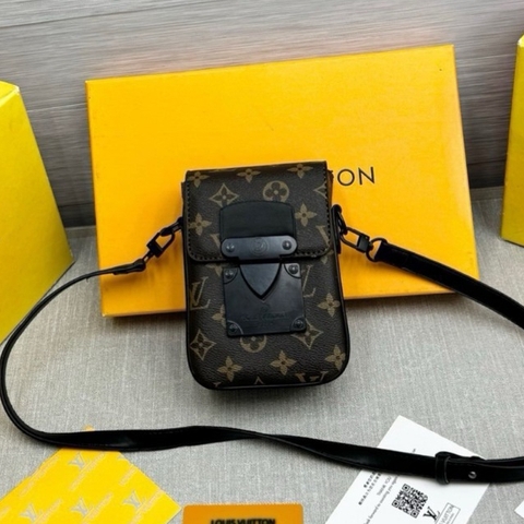 Túi phone L.V nam châm 2 ngăn , túi xách DA đeo chéo 2 ngăn tiện lợi, dệt khoá L.V, phong cách cá tính trẻ trung 2025