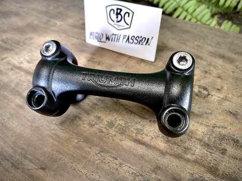 Cùm ghi đông TRIUMPH phi 25mm 90%