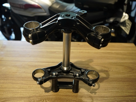 Bộ chảng ba trên dưới BMW đen mờ+cùm ghi đong - 264