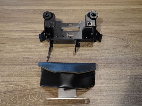 Túi da nhỏ đầu yên + Bộ pát giữ bình điện bình xăng Unit BMW RNinet - 228 KG