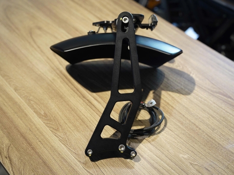 Pat biển số + chăn bùn cho BMW RNinet - 390