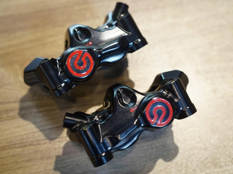 Heo Brembo CNC đen logo đỏ (1 cặp) - 183 KG