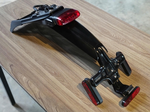 Đuôi vè + đèn hậu zin Triumph Thruxton 1200  - 434 KG