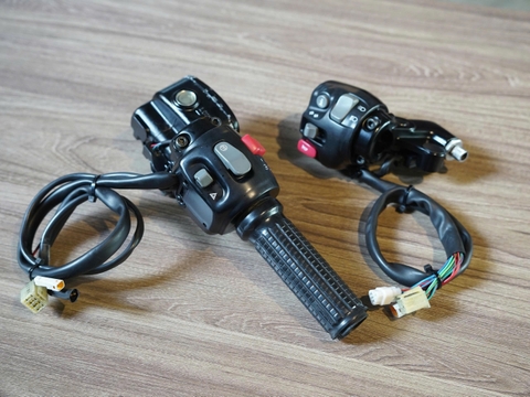 Bộ cùm tay lái trái phải zin Triumph T100/T120 (có sẵn bao tay Motogadget) - 442