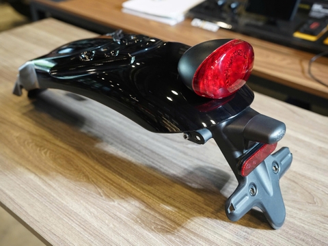 Vè zin + đèn hậu zin Triumph Scambler 900 màu đen - 496