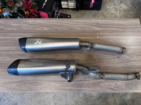 Cặp pô Akrapovic cho Triumph Scrambler 1200 - 521KG