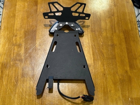 Đế đèn hậu kèm pat biển số cho BMW RNinet - 626KG