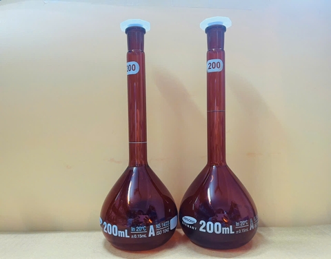 Bình định mức nâu 200ml, Class A, nút nhựa, Hãng OMSONS GERMANY