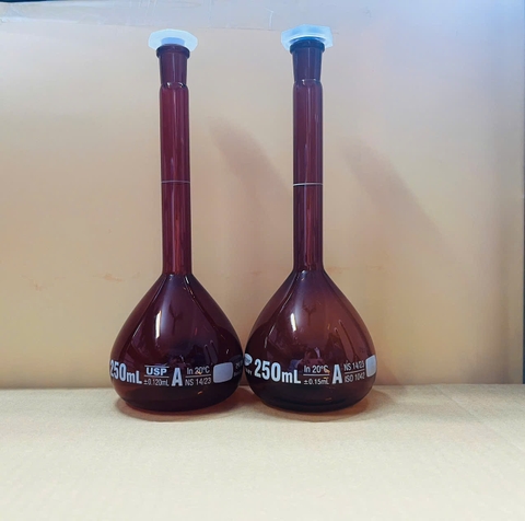 Bình định mức nâu 250ml, Class A, nút nhựa, Hãng OMSONS GERMANY