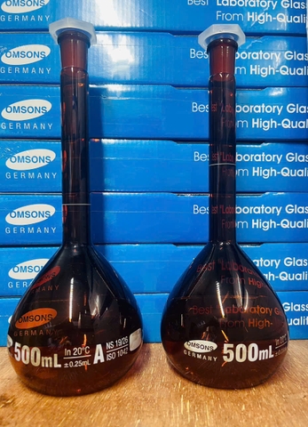 Bình định mức nâu 500ml, Class A, nút nhựa, Hãng OMSONS GERMANY