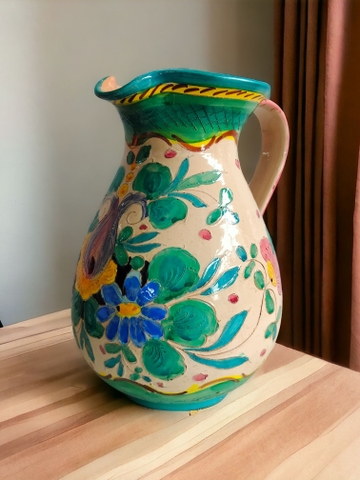 Một chiếc bình Italy vẽ tay hoa lá mùa xuân đầy sức sống