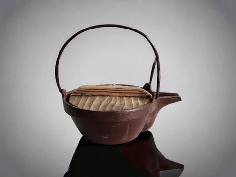 Ấm đun nước gang nắp gỗ