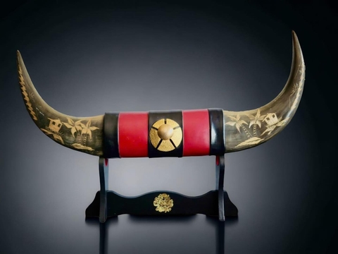 Sừng_Biểu tượng cho vương quyền,sức mạnh và thành công.Được các nghệ nhân JP chạm trổ bằng tay rất tinh xảo và sống động.