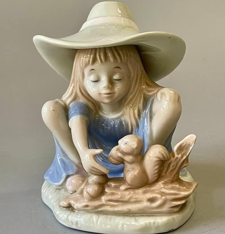 Tượng bé gái và sóc nâu