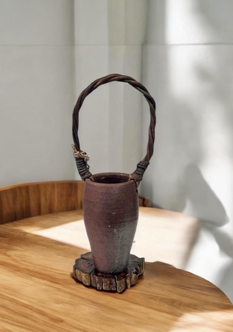 Bình Bizen quai sách