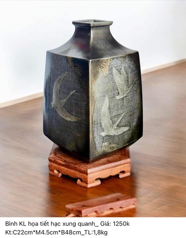 Bình kim loại hoạ tiết hạc xung quanh