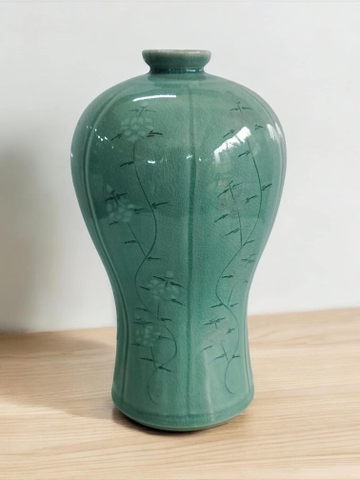 Bình Celadon hoa dây