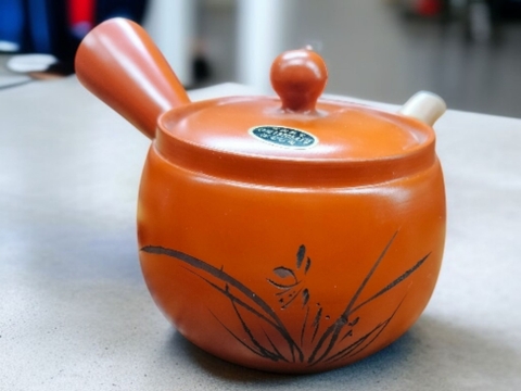 Ấm Tokonam khắc hoa