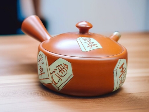 Ấm Tokoname khắc chữ