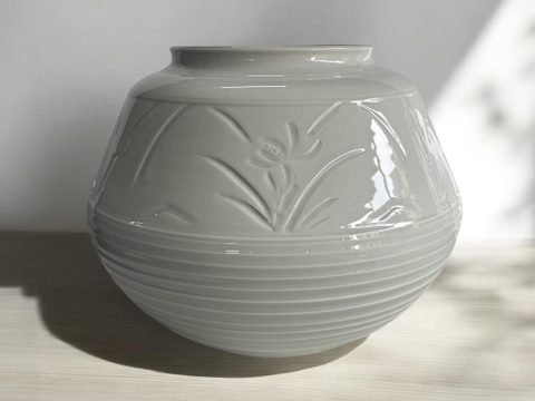 Bình Arita bạch định khắc nổi hoa lan thủy tiên size lớn