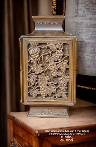 Bình kim loại đúc hoa văn 4 mặt độc lạ