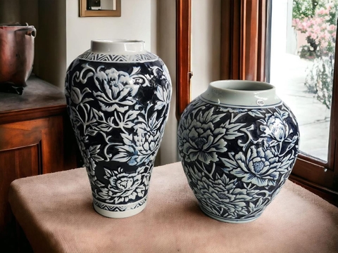 Cặp bình hoa nổi có họa tiết hoa màu trắng và xanh nước biển