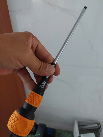 Tô vít 2 cạnh cán tròn Vessel No.220-6x200