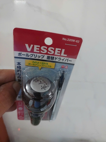 Bộ tô vít cán tròn kèm mũi vít đổi đầu VESSEL 220W-62