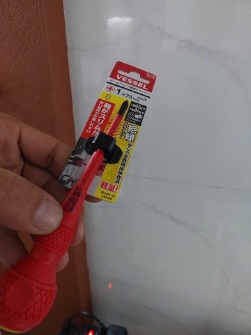 Tô vít 4 cạnh cán tròn cách điện 1000V VESSEL 200+1x75