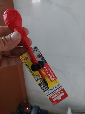 Tô vít 4 cạnh cán tròn cách điện 1000V VESSEL 200+1x75