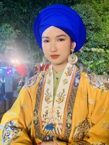 Khuyên tai chạm chầu