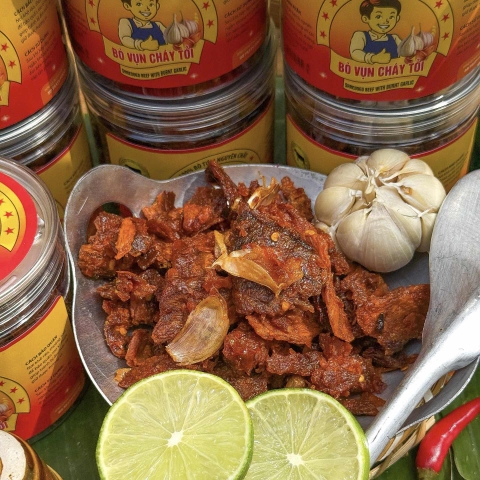Khô Bò Vụn Cháy Tỏi 220gr – "Vụn" Nhưng Ngon & Chất, Mồi Bén Không Thể Thiếu
