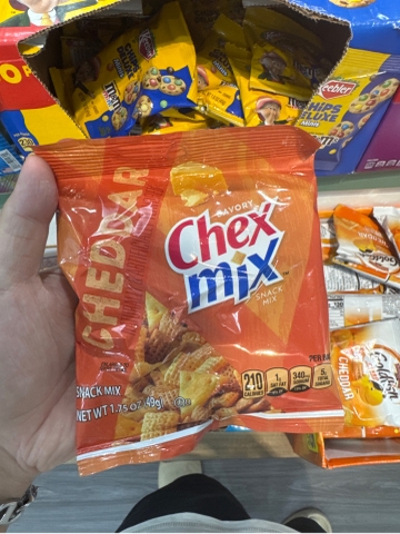 Bánh ăn vặt Chex Mix Cam 49g từ Mỹ