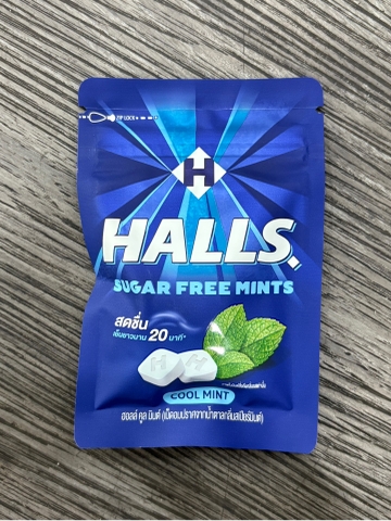Kẹo ngậm bạc hà Halls Sugar Free Mints Cool Mint không đường 15,4g – Vị bạc hà the mát