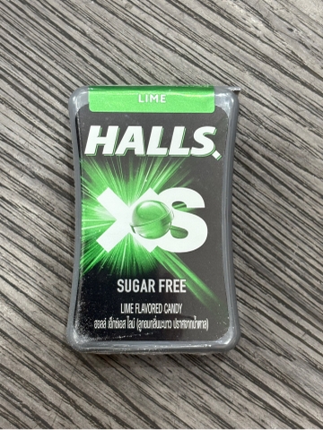 Kẹo ngậm Halls XS Lime không đường 12g – Vị chanh xanh Mỹ