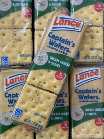 Bánh cracker kẹp nhân kem phô mai hành Lance 39g Mỹ