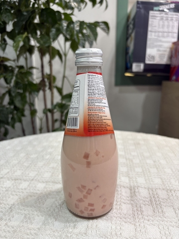 Sữa dừa với thạch dừa hương dâu Coco Royal