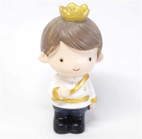 Trang trí chú rể đội vương miện mặc áo trắng hoàng gia