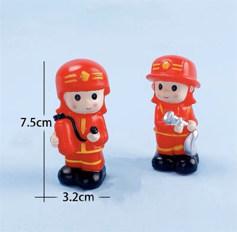 Set trang trí 2 lính cứu hỏa nhựa nhẹ