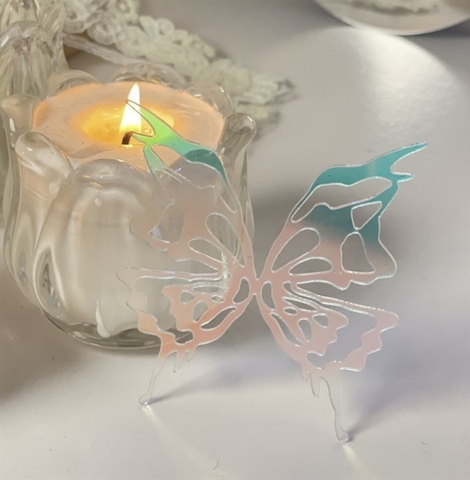Topper mica hình con bướm trong ánh nhiều sắc màu