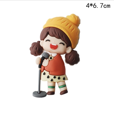 Trang trí silicon cô bé cầm micro hát đội mũ vàng