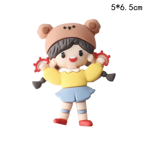 Trang trí silicon cô bé 2 tay cầm xúc xắc đội mũ nâu