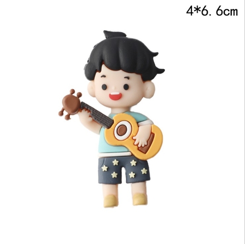 Trang trí silicon cậu bé cầm đàn ghita mặc quần đùi