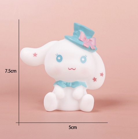Trang trí chó tai dài Cinnamoroll đội mũ xanh nơ hồng (nhựa)