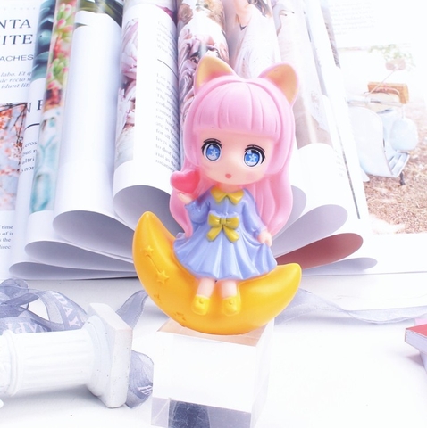 Trang trí bé gái tóc hồng ngồi trên trăng vàng