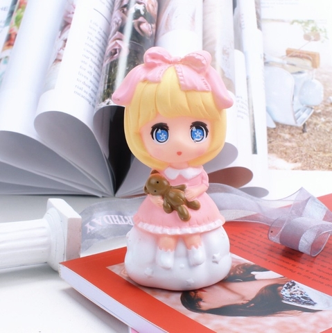 Trang trí bé gái tóc vàng ngồi trên mây trắng