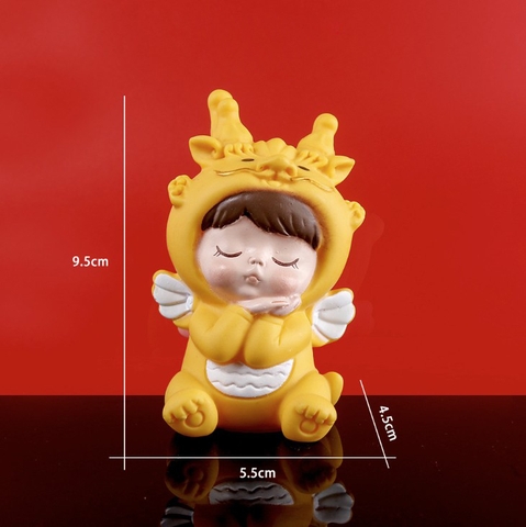 Trang trí em bé mặc áo rồng vàng chắp tay ngủ (nhựa)