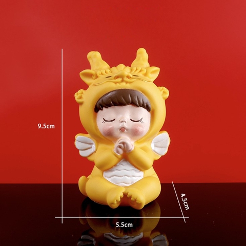 Trang trí em bé mặc áo rồng vàng cầu nguyện (nhựa)